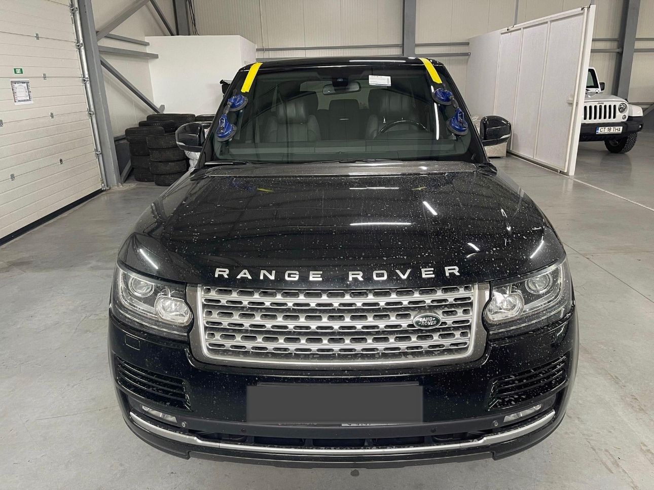 Range Rover Vogue — windshield, in workshop