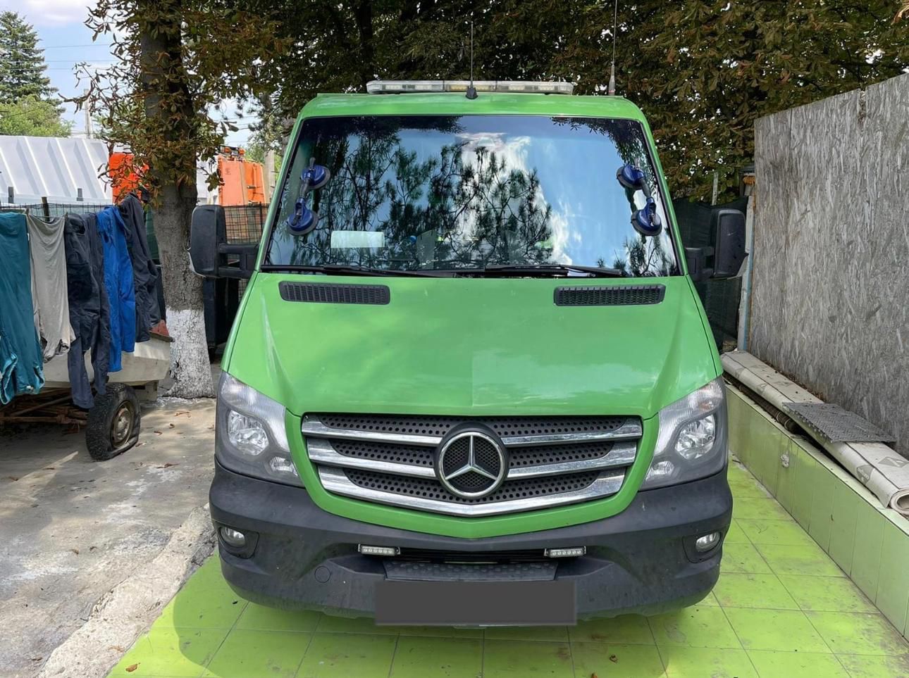 Mercedes Sprinter (green) — windshield, in workshop